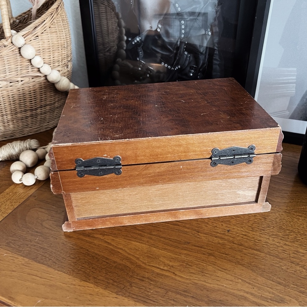VINTAGE CARVED SOLID WOOD LARGE JEWELRY BOX #0351 - Picture 9 of 13